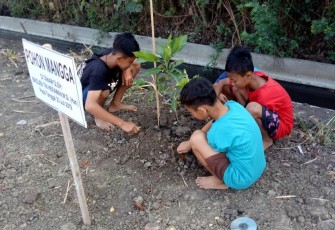 Anak-Anak Mulai peduli Dengan Tanaman Karya TMMD