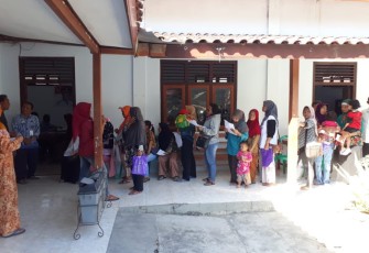 Warga Saat Berbondong-Bondong Datangi Kantor Desa Jimbung