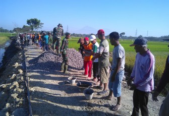 Personil TNI Dan Masyarakat Sedang Bergotong Royong 