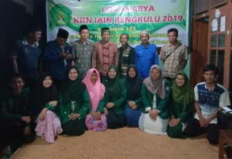 Mahasiswa KKN IAIN Foto Bersama Kepala Desa Muara Tiga Ilir