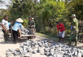 Aksi Gotong Royong masyarakat Desa Jatimulya kecamatan Suradadi Apresiasi Program TMMD Ke 105 Kodim 0712 Tegal