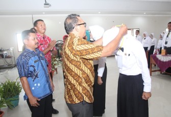Kustoro MM Asisten 3 saat memberikan penghargaan kepada salah seorang peserta Diklat Prajabatan CPNS Kabupaten Brebes di gedung PGRI