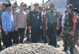 Pemerintah Desa bersama Kapolres Tegal Kabupaten serta Wakil Bupati Tegal dan Danrem 071/WK serta Pihak Kodim 0712/Tegal tinjau lokasi TMMD ke 105/Desa Jatimulya