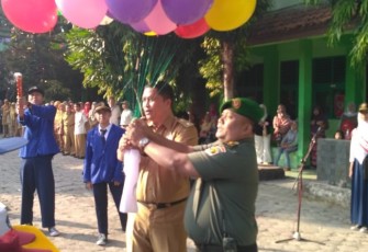 Kasdim 0507/Bks Mayor Inf Rahmat Triono Sp SAg bersama Kepsek SMPN 5 Drs Muktia Wahyudi Isra MPd Lepas Ratusan Balon Tandai Masa Orientasi Sekolah