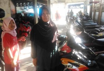 Suharti warga Desa Jatimulya rela rumahnya menjadi lokasi parkir