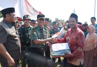 Kepala Staf Brigif 4 Dewa Ratna Letkol Infanteri Heri Bambang Wahyudi SIP secara simbolis menyerahkan bantuan peralatan ibadah