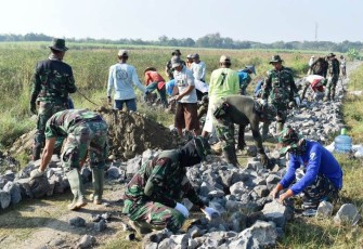 Warga Desa Jatimulya Bersama satgas TMMD Kodim 0712/Tegal