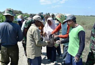Warga Desa Jatimulya bersama Satgas TMMD Tegal berbagi Kebersamaan