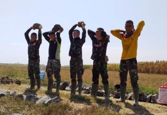 Satgas TMMD Tegal dari Batalyon 407/Padmakusuma bugarkan tubuh menjaga stamina