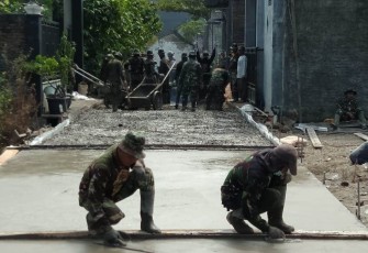 Pengecoran Jalan Yang Dikerjakan Oleh Personil TNI 