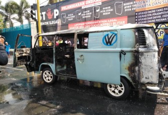 Bangkai mobil VW Combi milik Paul Schafferius dan Sri Dwi yang terbakar di simpang empat kawi Kota Blitar