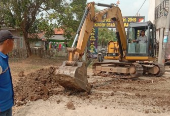 Alat berat percepat pembangunan TMMD Kronjo
