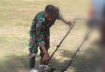 Serda Mursidi salah satu anggota Kodim 0712/Tegal lakukan pembersihan lokasi pembukaan TMMD