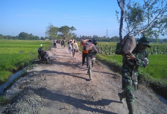 Personil TNI Panggul Semen 