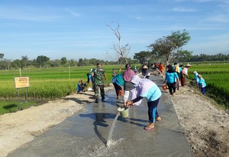 Srikandi Desa Jimbung Beraksi Di TMMD Reg 105  