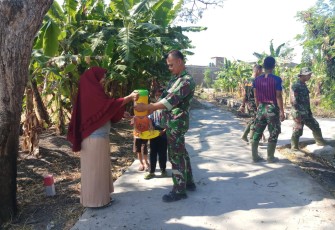 Ibu Sutini yang sangat peduli kepada satgas TMMD