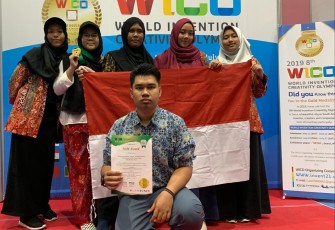 Zamlarini Dan TIM Sabet Medali Emas Pada Ajang World Invention Creativity Olympic di Seoul Korea Selatan 