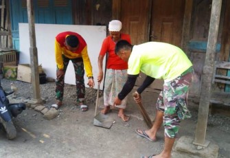 Satgas TMMD Tegal Bersihkan Lingkungan Bersama Warga sekitar Lokasi