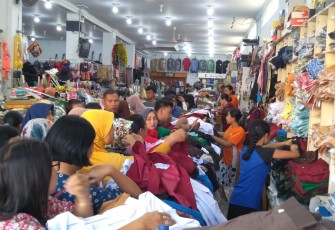 Toko seragam sekolah diserbu para orang tua atau walimurid siswa baru