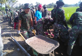 Semangat Prajurit Satgas TMMD Kodim Klaten Dalam Betonisasi Jalan Makin Kencang