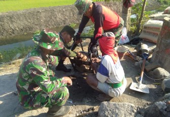 Satgas TMMD Perbaiki Kerusakan Mesin Pompa Air  
