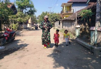 Pelatih Bela Diri Anggota Satgas TMMD Tegal Lakukan Olah Raga