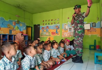 Satgas TMMD Kodim Demak saat Bantu Ngajar di Taman Kanak-kanak