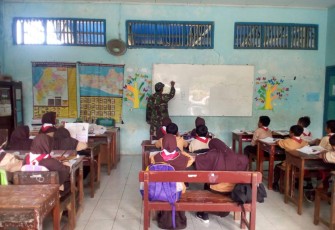 Tentara Ini Tanamkan Cinta Tanah Air Kepada Pelajar