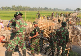 Personil TNI Dan Warga Masyarakat Desa Jimbung Kecamatan Kali Kotes Menyelesaikan Proyek Jembatan 