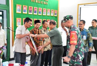 Penyerahan bantuan Kemensos RI di TMMD Tegal