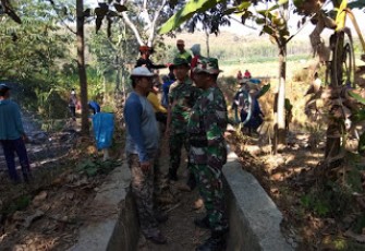 Babinsa Bersama warga benahi saluran