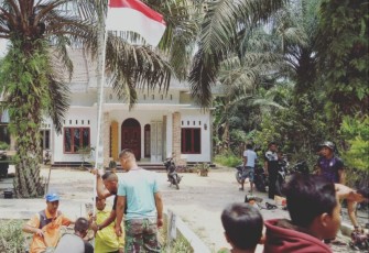Satgas TMMD Ke-105 Ajak Warga Pasang Bendera