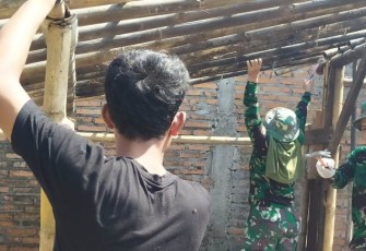 Hartono bersama Satgas TMMD saat Rehab RTLH