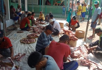Warga Blok Masjid Sirojulhuda Margasari Berbaur Bahu Membahu potong hewan qurban