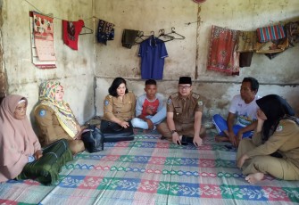 Tim Dinsos Menjemput Sangkut Andika Untuk Membawa Sangkut ke Panti Sosial Bina Remaja