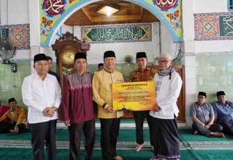Gubernur Rohidin Serahkan Bantuan Pembangunan Masjid di Bengkulu Selatan