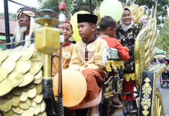 Bupati Brebes Bergembira Bersama Peserta Sunatan Massal