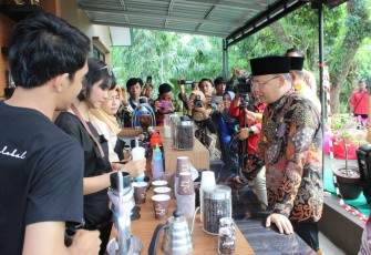 Gubernur Bengkulu Rohidin Mersyah Melihat Peracikan Kopi 