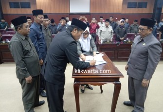Ketua DPRD Kabupaten Blitar Suwito Saren Satoto disaksikan Bupati Rijanto saat menandatangani Perda APBD-P Kabupaten Blitar tahun 2019 setelah disahkan dan ditetapkan bersama antara DPRD dan Pemerintah Kabupaten Blitar.