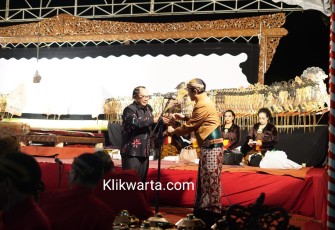 Bupati Blitar Rijanto saat memberikan wayang Werkudoro kepada Ki Dalang Purbo Asmoro.