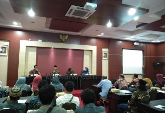 Bupati Blitar Rijanto (dua dari kiri) saat menyampaikan sambutan di acara audiensi dengan peternak Kabupaten Blitar.