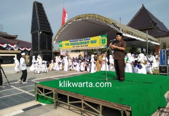 Bupati Blitar Drs Rijanto saat memberikan sambutan dalam acara Manasik Haji Anak TK Muslimat NU se- Kabupaten Blitar.