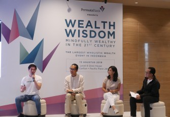 Narasumber melakukan sesi chit-chat dalam acara Press Conference Wealth Wisdom 2019