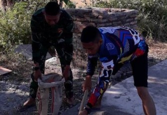 Satgas TMMD dan Warga Kebut Pengecoran Jalan di Perum Pesona Asri