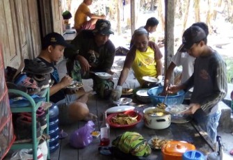 Makan Siang Sarana Efektif Untuk Menjalin Keakraban TNI dan Warga