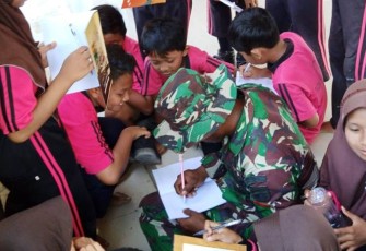 Agar Tak Larut Pengaruh Negatif Global TNI Ajarkan Lagu Perjuangan