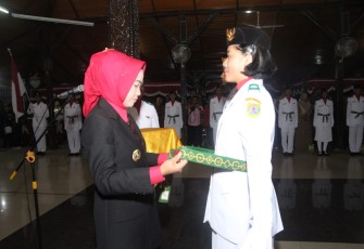 Bupati Brebes Hj Idza Priyanti  Saat Mengkukuhkan Anggota Paskibra