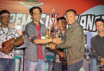 Dandim 0725 Sragen Letkol Kav Luluk Setyanto Berikan Hadiah Kepada Pemenang Lomba 