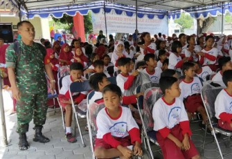 Babinsa Karangnongko Ikut Sukseskan Gemarikan Bersama Siswa SD