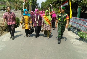 Babinsa Koramil Jatinom Dampingi Tim Penilai Program Pokok PKK Di Desa Binaan